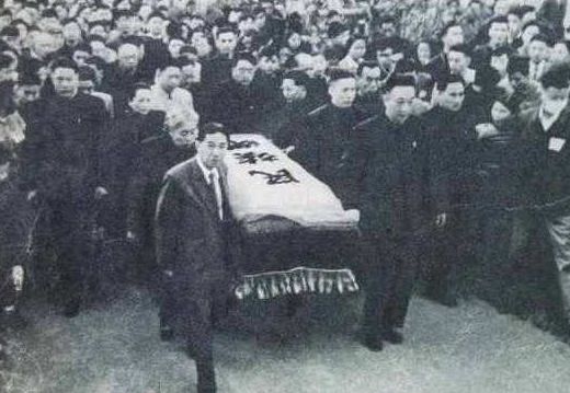 鲁迅先生的伟大事迹（鲁迅先生的奉献事迹）