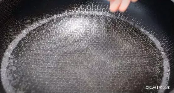 煮冻饺子，冷水下锅还是热水下锅？其实都错了，教你正确做法