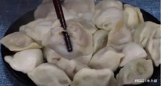 煮冻饺子，冷水下锅还是热水下锅？其实都错了，教你正确做法