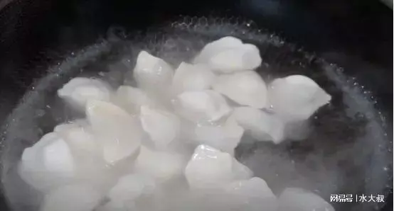 煮冻饺子，冷水下锅还是热水下锅？其实都错了，教你正确做法