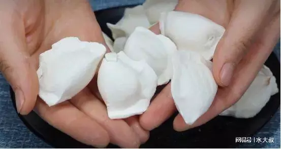 煮冻饺子，冷水下锅还是热水下锅？其实都错了，教你正确做法